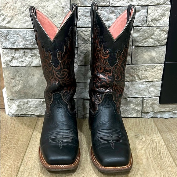 Ariat women’s black western boots. Size 9B - Picture 2 of 9